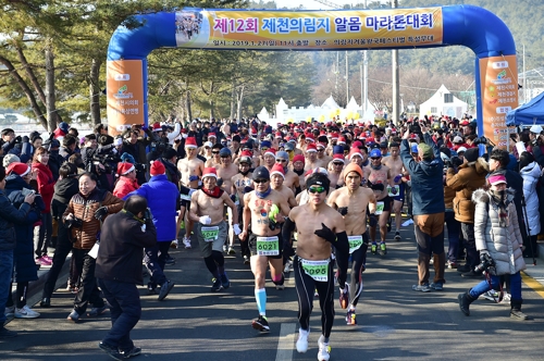 '이한치한' 제천 의림지 알몸마라톤대회 900명 출전