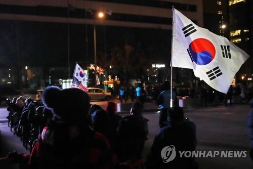 집회서 태극기 불태워 국가 모욕…헌재 "처벌조항 합헌"