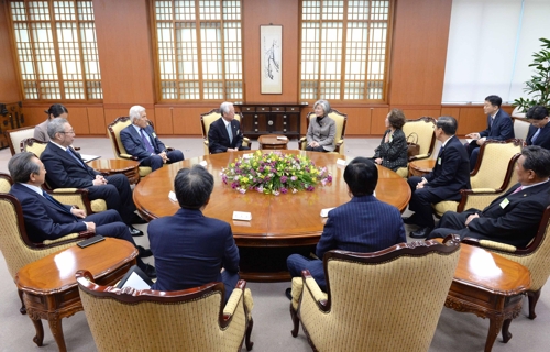 강경화 외교장관, 도미타 신임 日대사 접견…"올해 첫 외빈"(종합)