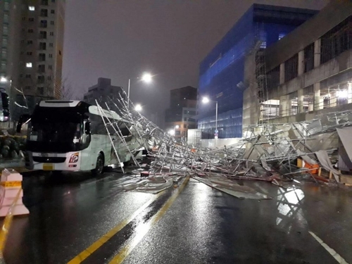 시흥서 상가 공사용 가림막 무너져…인명피해 없어