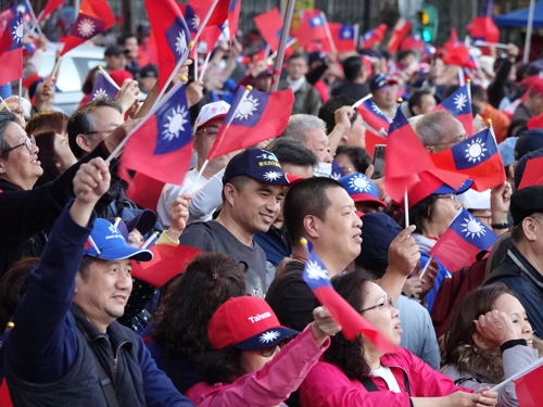 [르포] 차이잉원 보란듯 대만 총통부 앞 집결한 수십만 한궈위 지지자들