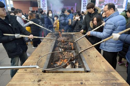 [#꿀잼여행] 충청권: "겨울 간식, 내가 짱이야"…공주 한옥마을서 군밤 축제