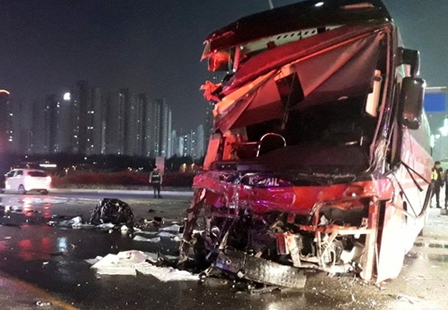인천 송도서 공항버스-승용차 충돌…1명 사망·3명 부상