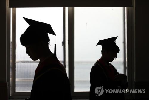 사라진 봄방학…경기지역 학교 80% '1월 졸업식'