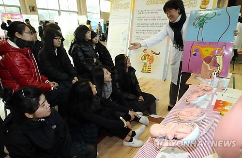 '단톡방 성희롱'에 놀란 교육계…초중고 연 5시간 전문적 성교육