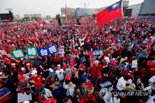 [르포] "주권수호" vs "대만 안전"…차이잉원·한궈위 선거전야 총력전