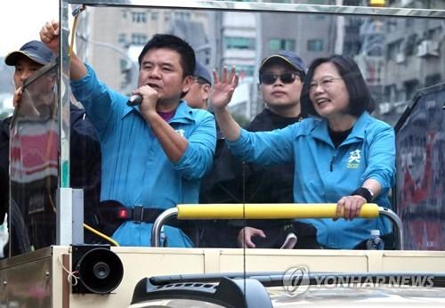 [르포] "주권수호" vs "대만 안전"…차이잉원·한궈위 선거전야 총력전