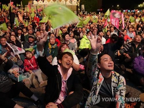 [르포] "주권수호" vs "대만 안전"…차이잉원·한궈위 선거전야 총력전(종합)