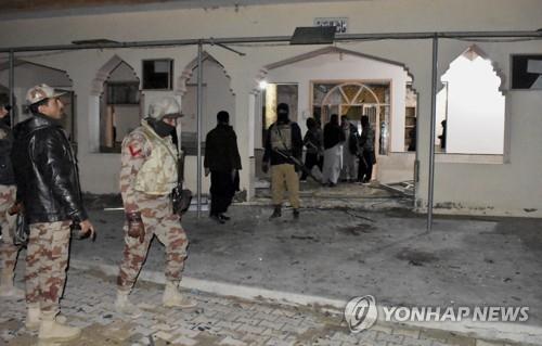 파키스탄 남서부 모스크 '자폭 테러'…최소 15명 사망(종합)