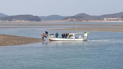 태안서 물때 놓쳐 갯벌에 고립 관광객 10명 구조