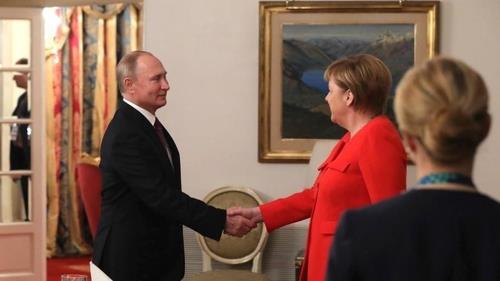 푸틴, 방러 메르켈 총리와 회담…"국제·양자 현안 논의"