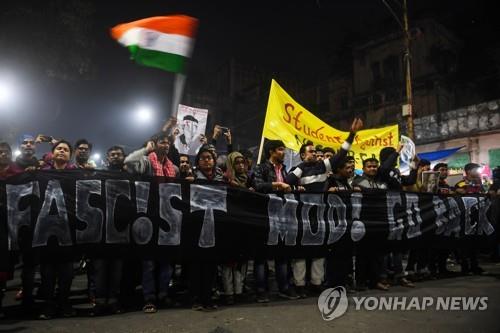 인도, 시민권법 발효에 곳곳서 반발시위…모디 인형 불태워