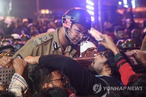 인도, 시민권법 발효에 곳곳서 반발시위…모디 인형 불태워