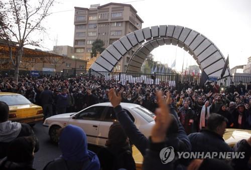 트럼프, 이란 향해 "시위자 죽이지 말라…지켜보고 있다" 경고