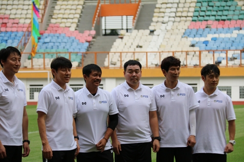 인도네시아 신태용 감독, 첫 훈련…"주위 보면서 축구해야"(종합)