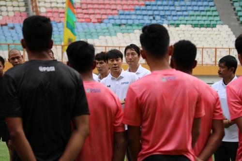 인도네시아 신태용 감독, 첫 훈련…"주위 보면서 축구해야"(종합)