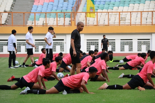 인도네시아 신태용 감독, 첫 훈련…"주위 보면서 축구해야"(종합)