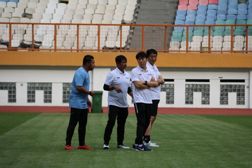 인도네시아 신태용 감독, 첫 훈련…"주위 보면서 축구해야"(종합)