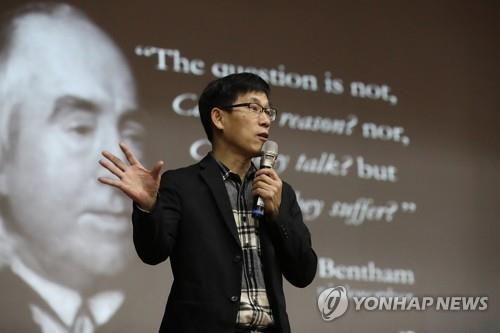 공지영-진중권 설전…"이분 좀 케어" vs "허언증 심해져"(종합)