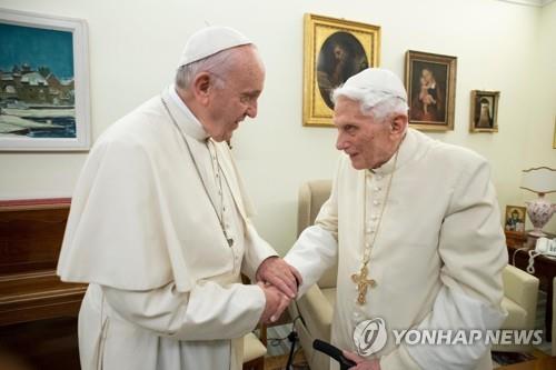 '사제독신제 저서 논란' 베네딕토 16세 "공저자서 이름 빼달라"