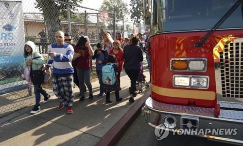 미국 LA공항 근처 초교에 비행기 항공유 쏟아져 20여명 부상