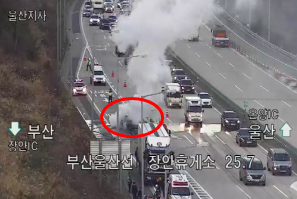 부산~울산고속도로 장안휴게소 입구 차량 화재…인명피해 없어