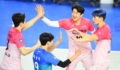 펠리페, 다우디에 판정승…우리카드, 현대 꺾고 선두 질주
