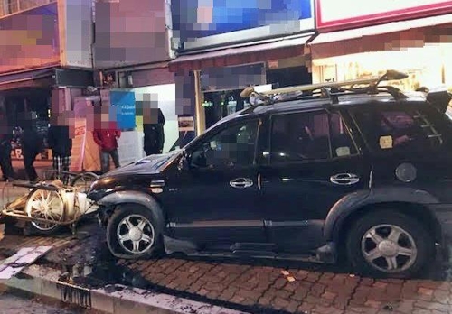 인도로 돌진한 SUV 차량에 70대 보행자 숨져