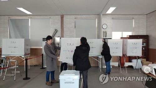 '통합신공항 이전' 경북 군위·의성서 사전투표 시작