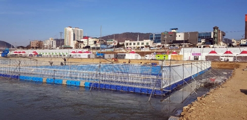 "얼음판 없어도 즐긴다" 홍천강꽁꽁축제 '부교·루어낚시터'개장