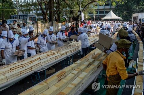 인도 제빵사, 6.5㎞ '세계 최장' 케이크 완성…무게는 2.7t