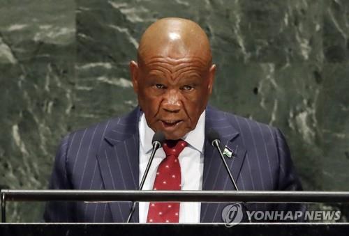 레소토 총리, 전 부인 피살사건 연루 의혹에 사의