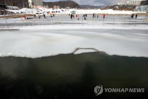 "너무 포근해" 따뜻한 날씨가 야속한 겨울 축제장