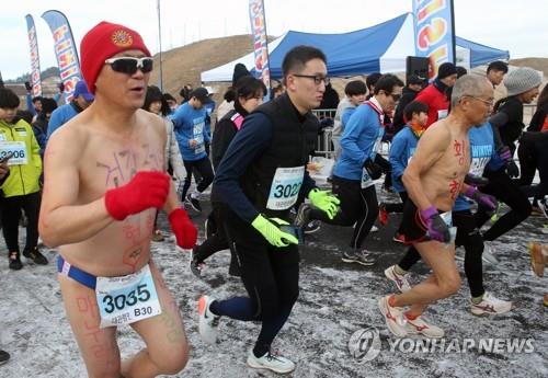 "너무 포근해" 따뜻한 날씨가 야속한 겨울 축제장