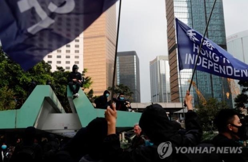 "직선제 도입하라" 홍콩인 15만 명 시위…경찰과 충돌