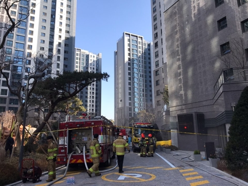 입주 앞둔 서울 마포 신축 아파트서 화재…2명 병원 이송(종합)