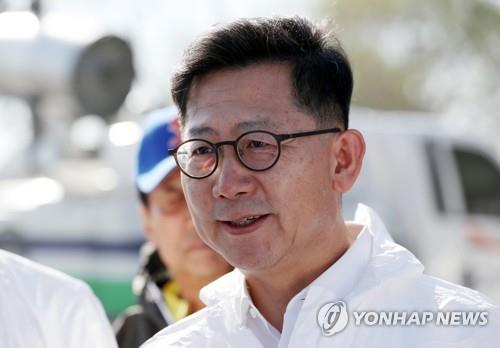 김현수 농식품부 장관, 설 연휴 앞두고 공항검역현장 점검