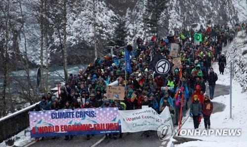 환경운동가들, 기후대응 촉구하며 다보스까지 50km 도보행진