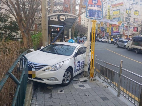 부산서 택시가 갑자기 버스 정류소로 돌진…1명 부상