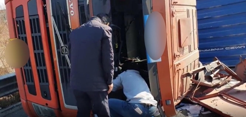 고속도로 진입로서 트레일러 '꽈당'…시민이 운전자 구조(종합)