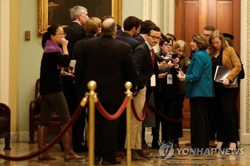 사탕 몰래먹고 쪽지 주고받고…탄핵심판이 괴로운 미 상원의원들