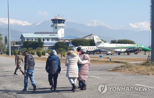 네팔 수색 전면 중단 이틀째…막막한 설 맞은 실종자 가족