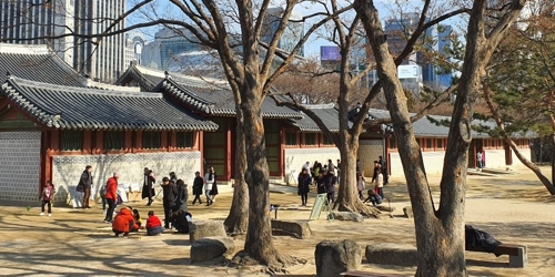 고궁으로 쇼핑센터로…설 연휴 도심도 나들이 인파로 활기