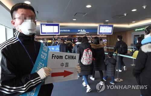 국토부, 항공사에 '모든 노선 승무원 마스크 착용' 지침