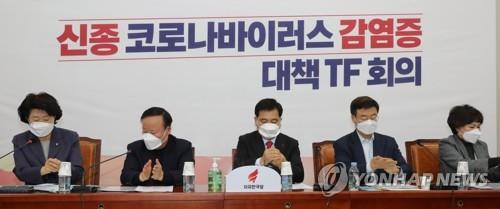 마스크 쓰고 '신종코로나 대책회의' 연 한국당…"정부 뒷북대응"(종합)