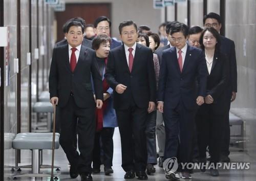 한국당 "우한 경유자 입국정지", "중국인 입국금지"