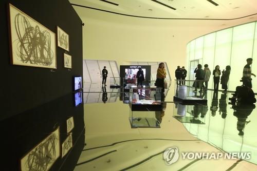 'BTS 현대미술' 서울 전시도 개막…"'비욘드 더 신' 현상 공감"