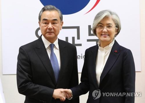 한중외교장관 통화…강경화 "한국인 귀국 등 안전확보 협력을"