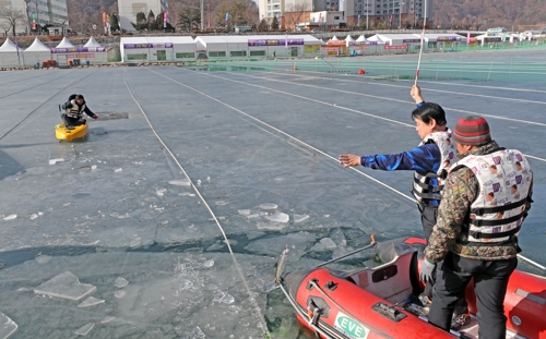 '얼지 않는 얼음 대안을 찾아라'…산천어축제 낚시터 휴장 연장