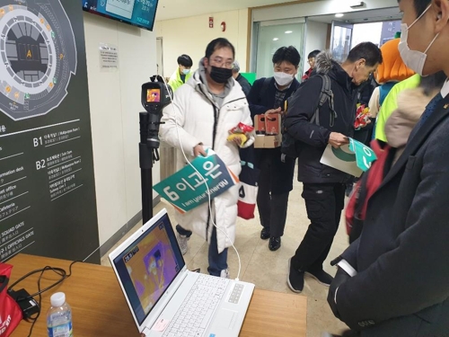 열감지기 등장한 배구장…치어리더는 장갑끼고 손인사(종합)